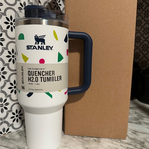 40oz Abstract Geo H2.0 FlowState Quencher Tumbler - Limited Edition - Picture 4 of 7